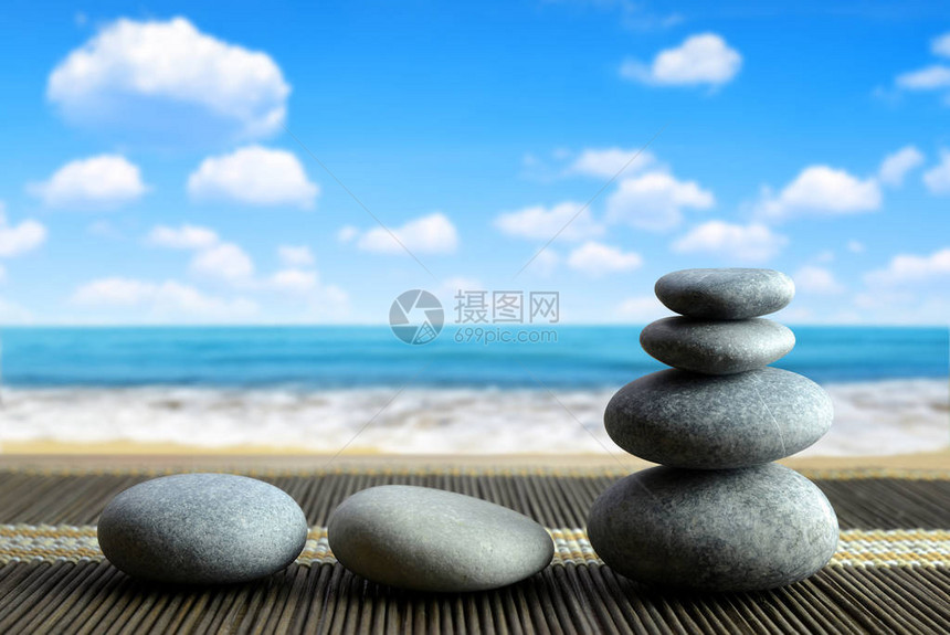 沙滩上堆满了Zen石块的石头斯图片
