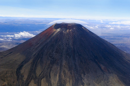 Ngaruruhoe山是新西兰一个活跃的斯特拉托伏尔卡诺或复合锥体图片