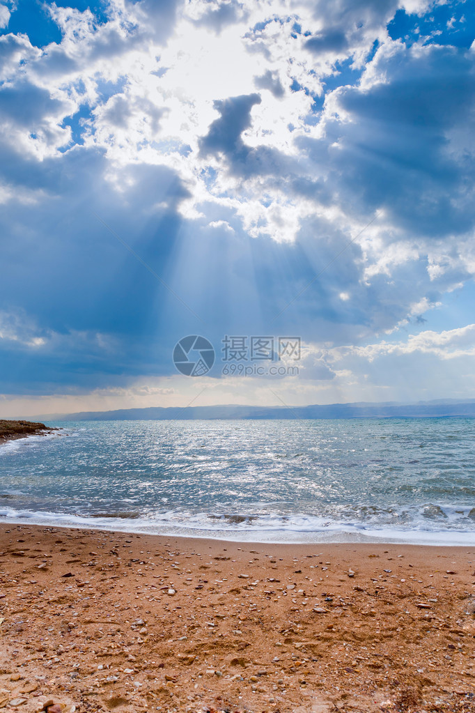 死海上空的暗蓝云阳图片