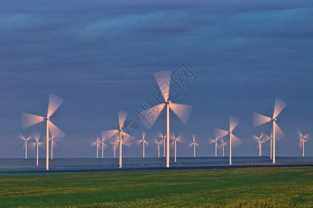 早晨山上的风力涡轮机高清图片