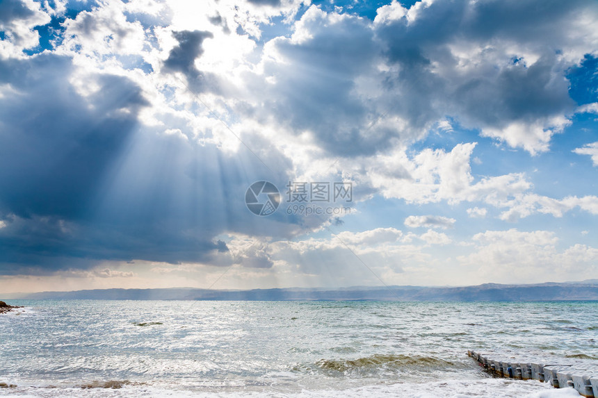 死海上空的暗蓝云阳图片