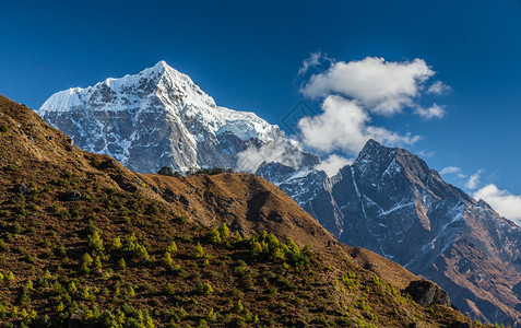 喜马拉雅山地景色在阳图片