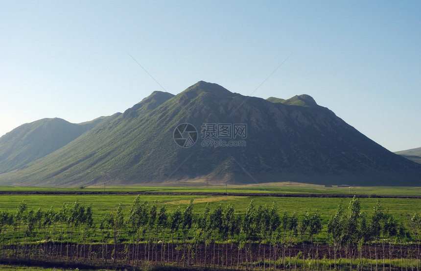 青山映衬蓝天图片