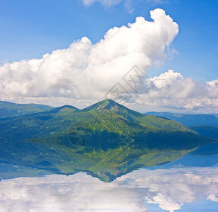 景观与山和云图片