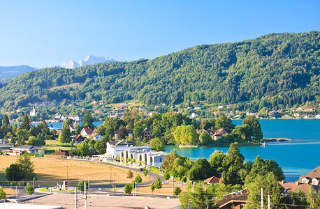 奥地利沃塞尔西和沃瑟西湖的PortschachAmWorcher图片