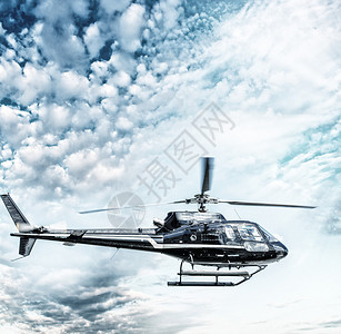 直升机飞向蓝天图片
