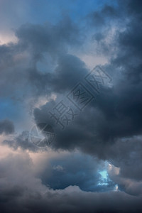 暴风雨前多雨云的天空图片
