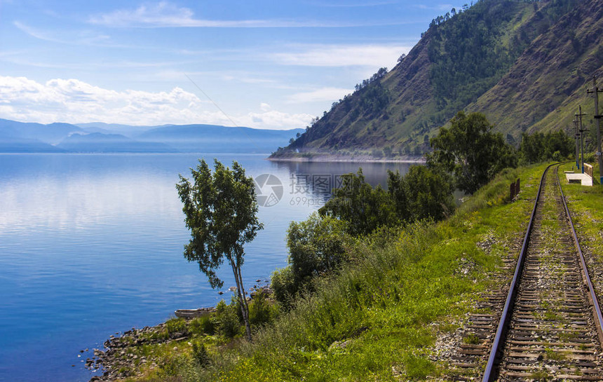 Baikal湖沿岸CircumBaikal铁路的夏月风景明亮图片