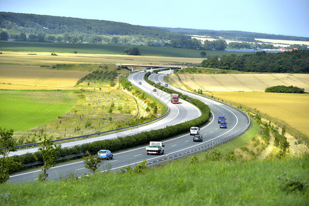 高速公路上风景背景图片