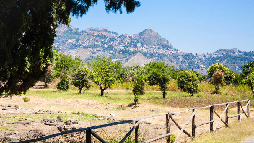 前往意大利观察GiardiniNaxos镇Naxos考古公园和西里山上Taotmi图片