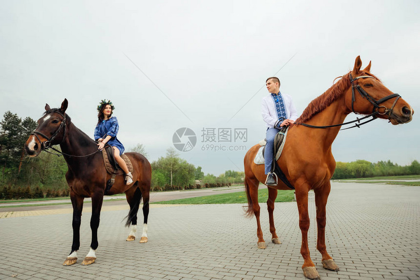 坐在广场中央的马背上看着对方的女朋友图片