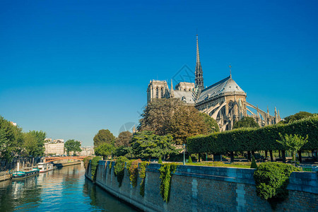 塞纳河码头上著名的古老天主教大堂法国的旅游历史和建筑地标宗教旅图片