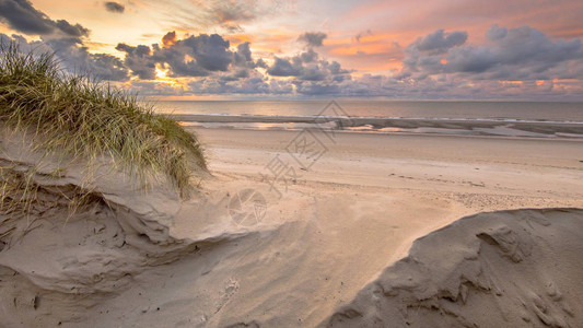 荷兰泽北海和运河沙丘的日落景观图片