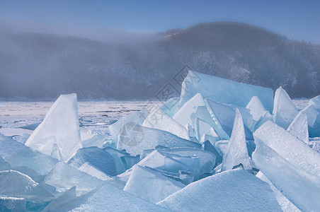 结冰的贝加尔湖上的冰丘田俄罗斯图片