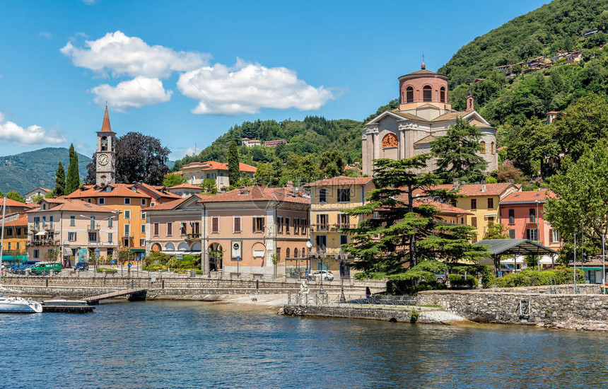 Mombello是意大利瓦雷塞省Maggiore湖东岸旅游首都图片