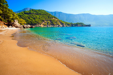 荒无人烟的海滩海太阳天空和沙子背景图片