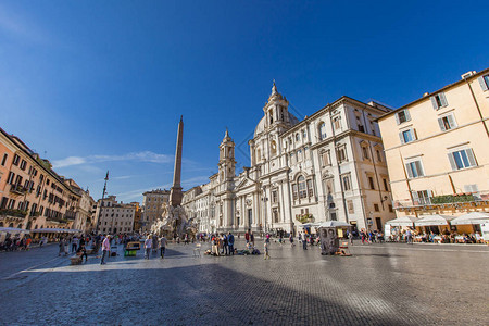 意大利罗马纳沃广场上的身份不明的人纳沃广场是罗马的热门目的地图片
