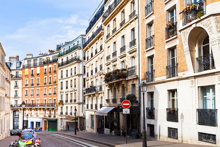RueLepic是巴黎蒙马特公社的一条古老道路背景图片