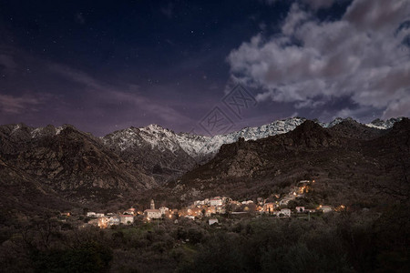 科西卡州Balagne地区Feliceto村在一颗星满月的天空下图片