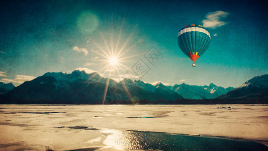 热气球在阿拉斯加冬天的冰面上飞过热气球图片