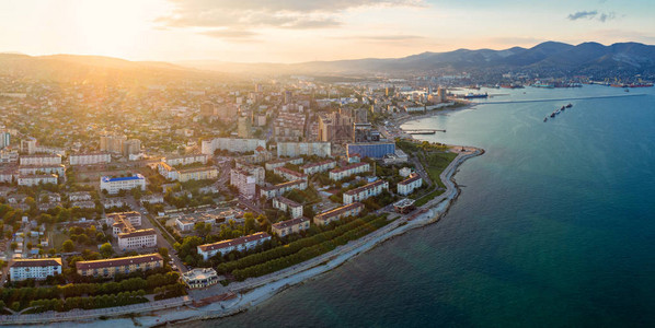 Novorossiysk海边和日落时港的图片