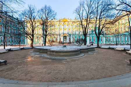 3月晚上从圣彼得堡市冬季宫花园取自冬宫图片