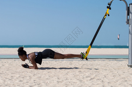 利用特殊绳索进行艰苦锻炼的非洲妇女图片