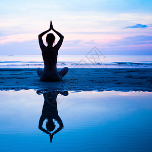 瑜伽健康和谐日落时在沙滩图片