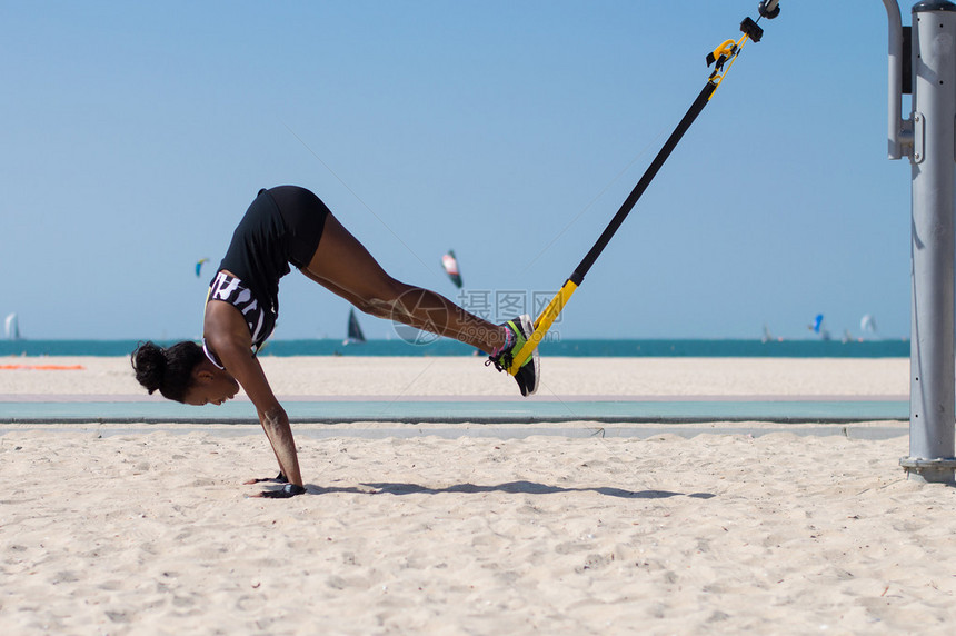 利用绳索在阿联酋迪拜海滩进行悬吊训练图片