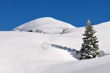 蓝色的天空下山雪覆图片