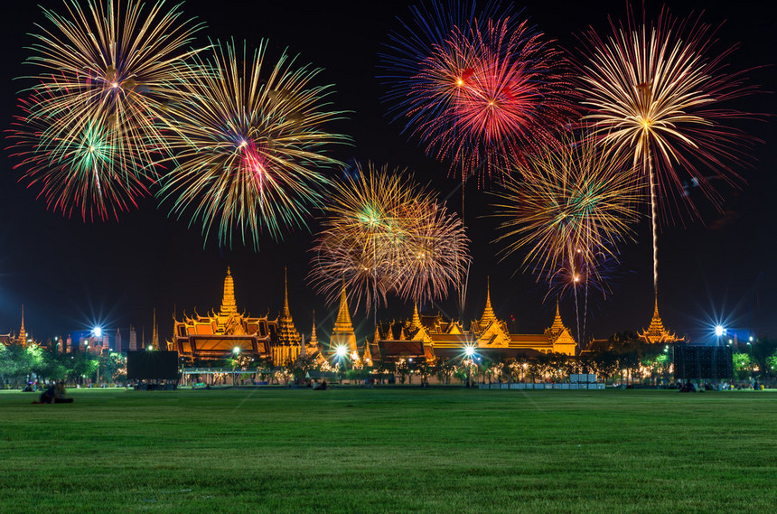 在泰国曼谷夜间庆祝的美丽的烟花节图片