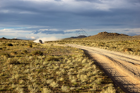 蒙古沙漠草原的公路和地图片