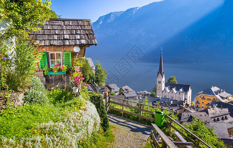 阿尔卑斯山著名的哈尔施塔特湖畔小镇的经典明信片景色图片