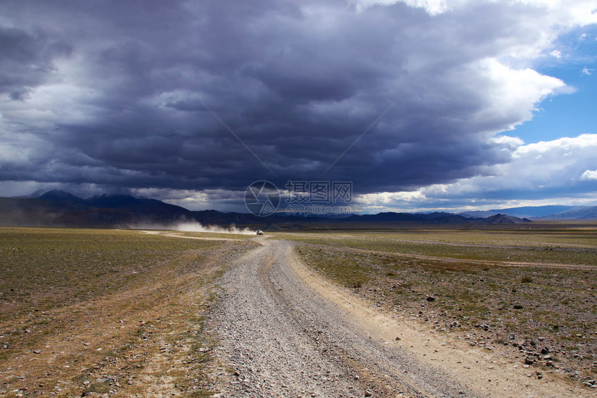 蒙古沙漠山路上的汽车图片