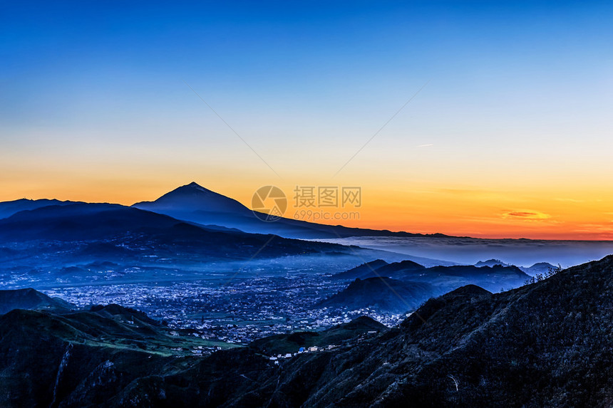 西班牙特纳里夫加那利岛背景的雾和烟雾以及铁火山Tei图片