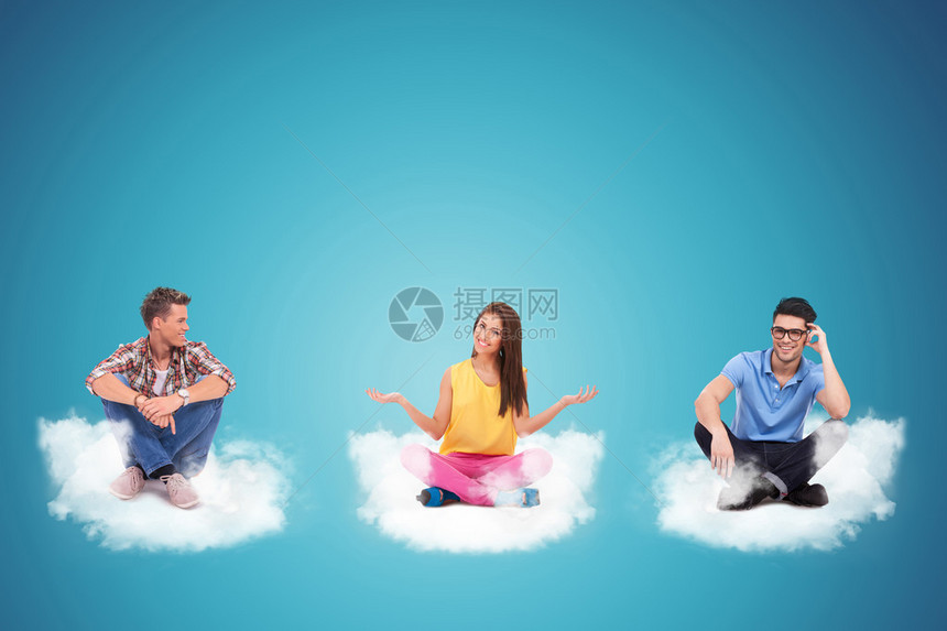 三个闲散的年轻人坐在云上年轻图片