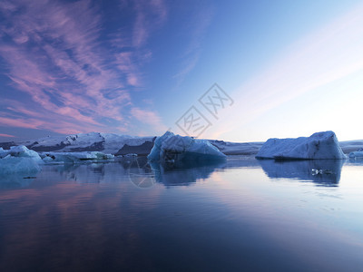 冰岛面朝大海的孤冰块图片图片