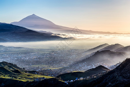 西班牙特内里费加那利岛背景的烟雾和烟雾及铁化火山图片