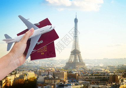 飞机旅行概念携带飞机的手持护照图片