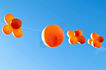 在荷兰庆祝女王节的橙色气球图片