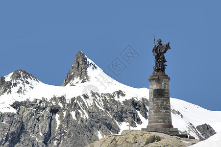 圣伯纳德雕像在大圣伯纳德山口的顶部图片