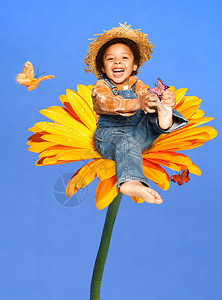 坐在花朵上与蝴蝶玩耍的农民小孩图片