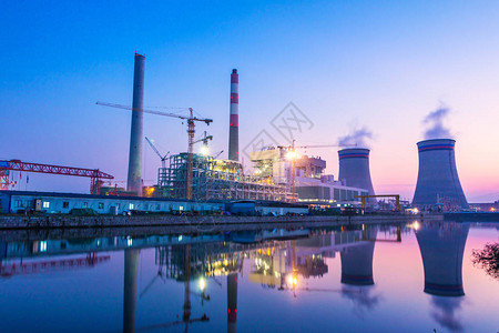 日落时的现代江边发电厂图片