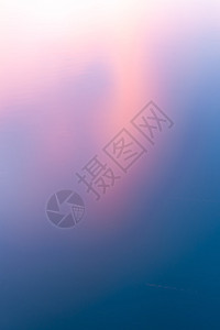 日落的彩色云层在平静的水中闪烁抽象背景颜色粉红色穿过图片