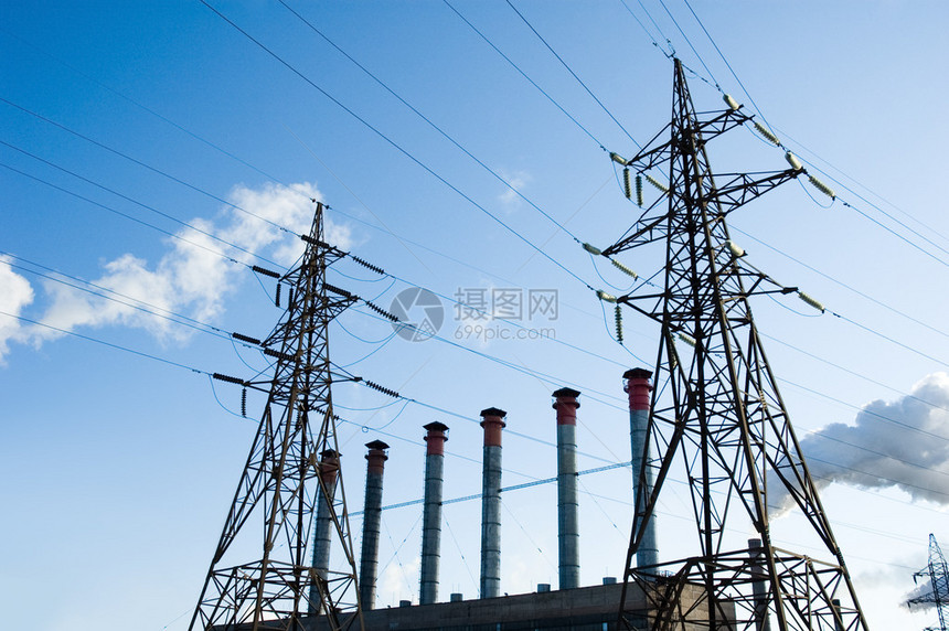 蓝天背景中带电线的核电塔形象图片