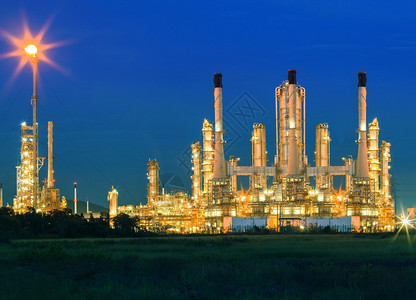 重石化产业园区炼油厂昏暗蓝天下炼油厂照明灯图片