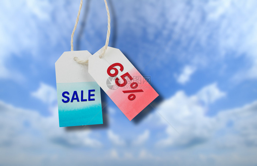 云和蓝天背景的销售价格标签图片