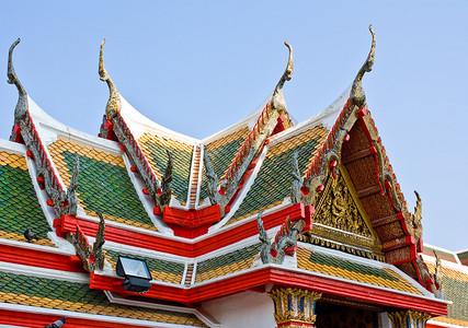 泰国寺庙屋顶在蓝天的图片