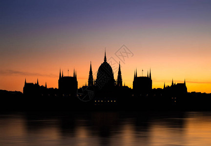 匈牙利布达佩斯匈牙利议会日出时的Silhouette图片