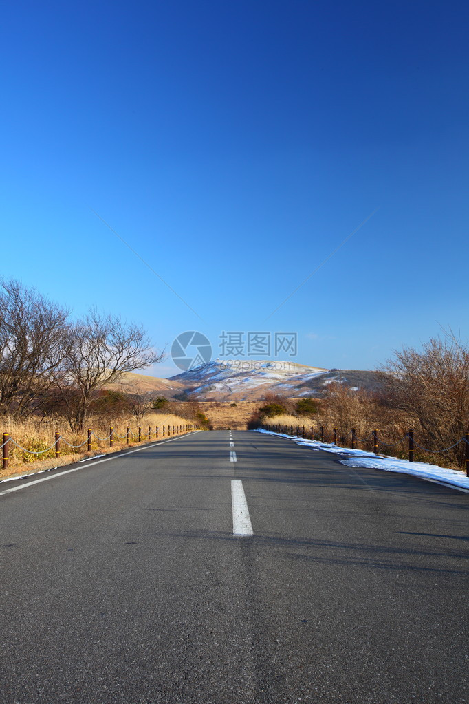 日本雾峰高原的山路图片